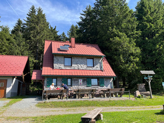 Rast und Brotzeit an der DRK-Schutzhütte Rast und Brotzeit an der DRK-Schutzhütte
