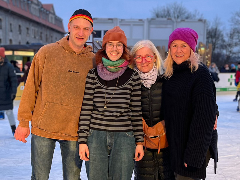 Zwei Mitarbeiterinnen und und zwei Bewohner des Immanuel Therapiezentrums Röthof auf der Eisbahn