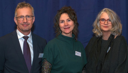Frank Lehmann und Alexandra Roth, Geschäftsführende der Immanuel Diakonie Südthüringen, und Susanne Frank (Mitte), vormals Geschäftsführerin der Diakonie Werratal, blicken in die Kamera beim Zusammenschluss von Diakonie Werratal und Immanuel Diakonie Südthüringen im Kressehof im Meininger Ortsteil Walldorf 