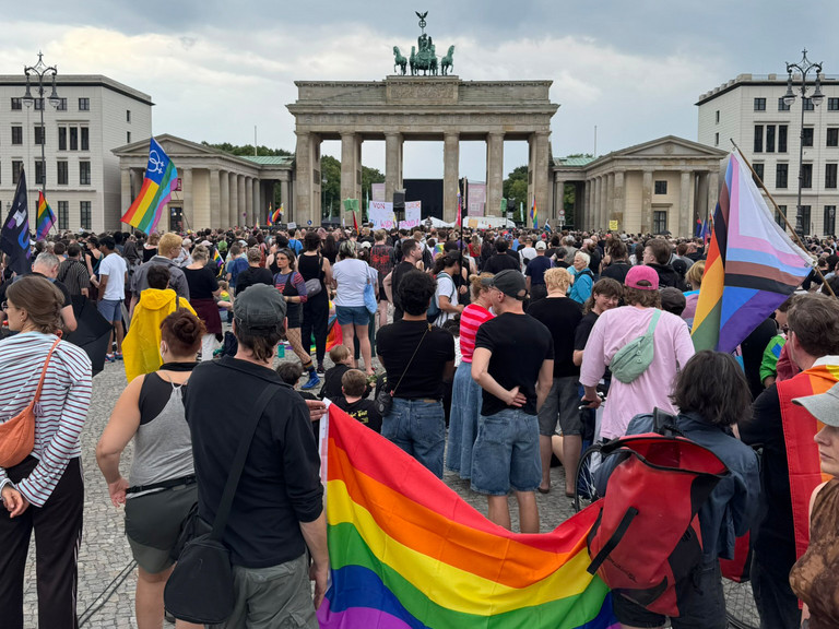 Acht bis zehntausend Menschen versammeln sich am 26. Juli 2026 auf dem Pariser Platz am Brandenburger Tor zu einer Gedenkfeier. Acht bis zehntausend Menschen versammeln sich am 26. Juli 2026 auf dem Pariser Platz am Brandenburger Tor zu einer Gedenkfeier.