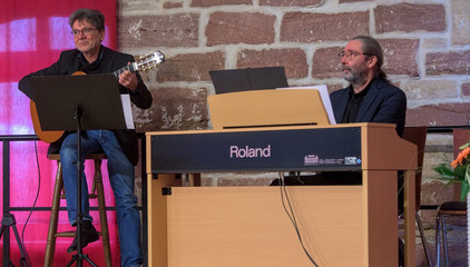 Werner Hucks an der Gitarre und Ulf Prieß am Klavier beim Musizieren auf der Bühne beim Zusammenschluss von Diakonie Werratal und Immanuel Diakonie Südthüringen im Kressehof im Meininger Ortsteil Walldorf 