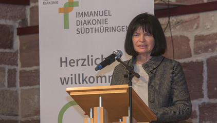 Cornelia Kraffzick, die Geschäftsstellenleiterin Bürgerdienste der Stadt Meiningen, spricht am Rednerpult in ein Mikrofon beim Zusammenschluss von Diakonie Werratal und Immanuel Diakonie Südthüringen im Kressehof im Meininger Ortsteil Walldorf
