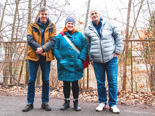 Marcelo Larricq, Karoline Wagner und Ammar Alhaj Hussein (v.l.n.r.) sind das Team der Immanuel Diakonie Südthüringen für die Betreuung Geflüchteter in fünf gemeinsamen Unterkünften und mehreren Wohnungen im Landkreis Schmalkalden-Meiningen.